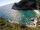 Παραλία της Φακίστρας περιτριγυρισμένη από επιβλητικά και απότομα βράχια